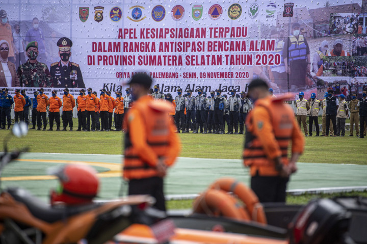 Personel gabungan TNI, Polri, BPBD Provinsi Sumsel, Manggala Agni, Sat Pol PP dan Relawan mengikuti apel Kesiapsiagaan Antisipasi Bencana Alam di Lapangan Griya Agung Palembang, Sumatera Selatan.