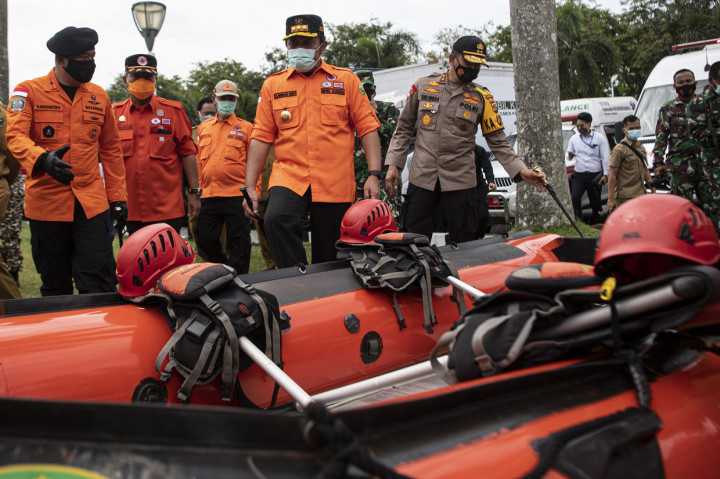 Gubernur Sumatera Selatan Herman Deru (tengah) didampingi Kapolda Sumsel Irjen Pol Eko Indra Heri (Kelima kiri)meninjau kesiapan pasukan dan perlengkapan penyelamatan saat apel Kesiapsiagaan Antisipasi Bencana Alam di Lapangan Griya Agung Palembang, Sumatera Selatan.