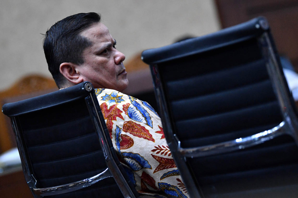 Terdakwa kasus dugaan suap penghapusan red notice Joko Tjandra, Irjen Pol Napoleon Bonaparte menjalani sidang lanjutan di Pengadilan Tipikor, Jakarta. Sidang mantan Kepala Divisi Hubungan Internasional Polri itu beragendakan pembacaan eksepsi atau nota keberatan yang dibacakan kuasa hukum terdakwa. 
