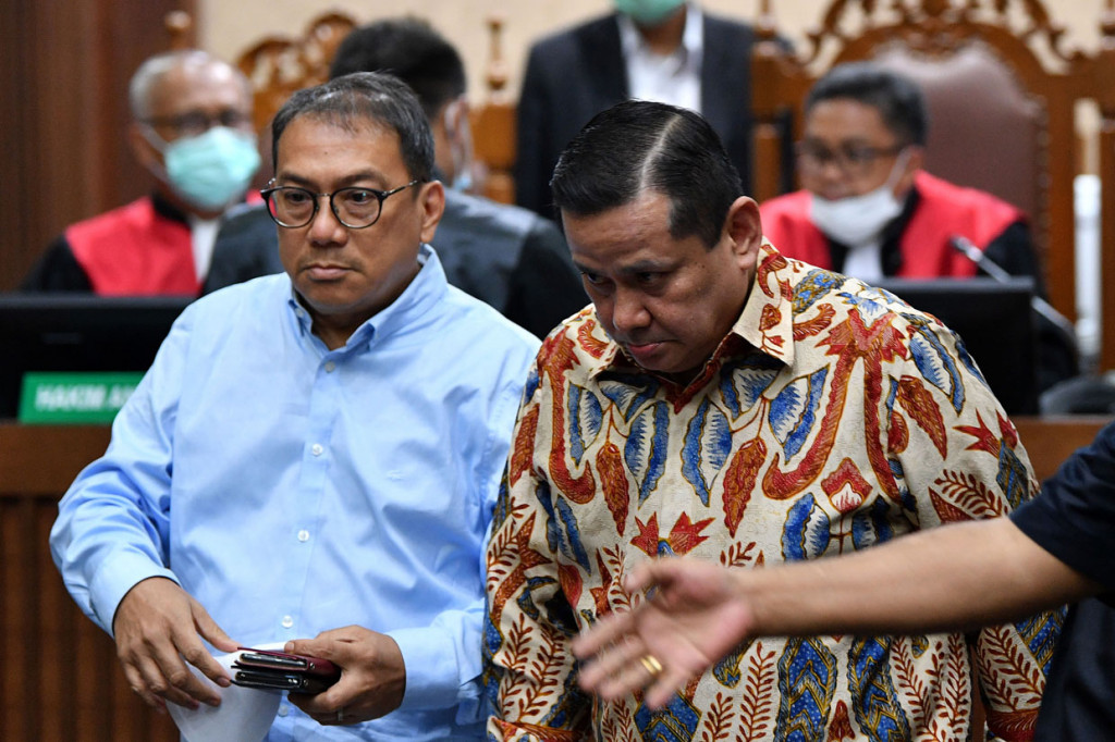 Napoleon pun menyatakan siap membuktikan salah tuduhan soal penerimaan uang sebesar Sin$200 ribu dan US$270 ribu sebagaimana dakwaan Jaksa Penuntut Umum (JPU).