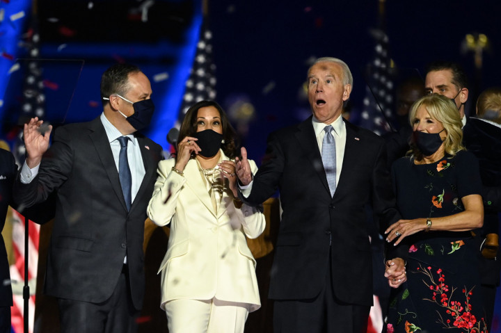 Pidato Biden tersebut digelar di Wilmington, Delaware, Minggu, 8 November 2020. Biden yang mengenakan jas warna hitam memahami kekecewaan pemilih Trump.