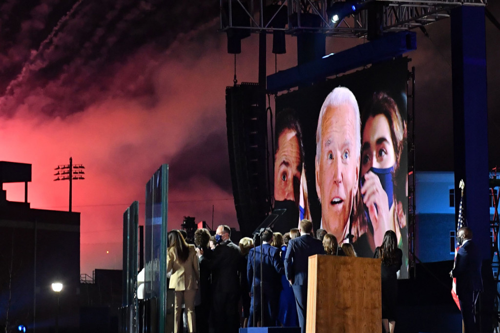 Presiden Amerika Serikat (AS) terpilih Joe Biden memberikan pidato kemenangannya dalam Pilpres AS 2020. Pada pidato kemenangan itu, Biden berbicara didampingi Wakil Presiden AS terpilih Kamala Harris.