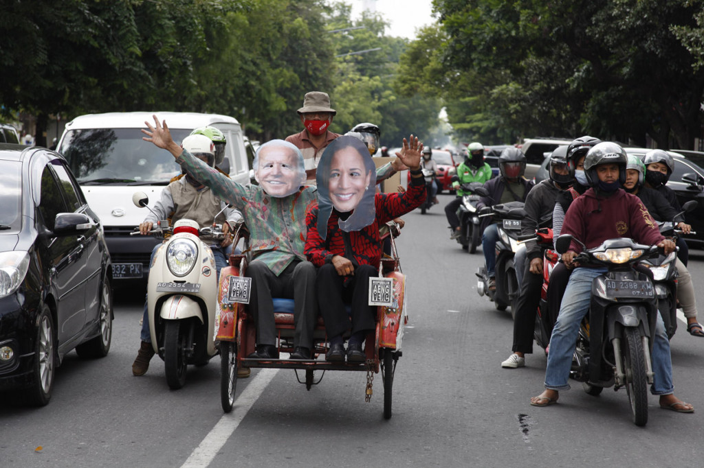 Aksi tersebut digelar untuk merayakan kemenangan Joe Biden dan Kamala Harris pada pemilu Amerika Serikat 2020.