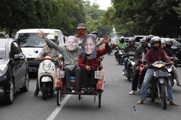 Aksi tersebut digelar untuk merayakan kemenangan Joe Biden dan Kamala Harris pada pemilu Amerika Serikat 2020.