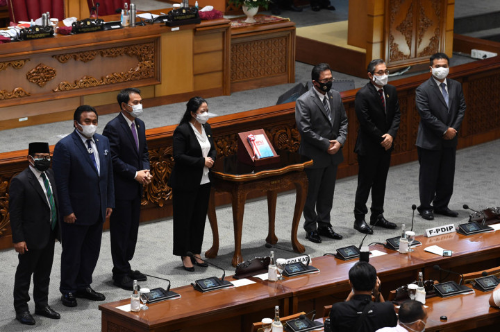 Ketua DPR Puan Maharani (keempat kiri) didampingi Wakil Ketua Azis Syamsuddin (ketiga kiri), Rachmat Gobel (kedua kiri) dan Muhaimin Iskandar (kiri) menerima Ikhtisar Hasil Pemeriksaan Semester (HPS) I Tahun 2020 beserta Laporan Hasil Pemeriksaan (LHP) Semester I Tahun 2020 dari Ketua Badan Pemeriksa Keuangan Agung Firman Sampurna (ketiga kanan), anggota Hendra Susanto (kedua kanan) dan Sekjen BPK Bahtiar Arif (kanan) saat Rapat Paripurna di Kompleks Parlemen Senayan, Jakarta.