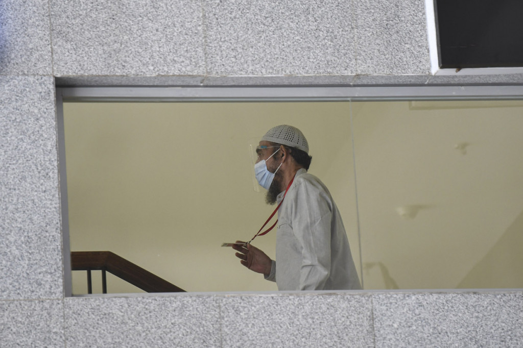 Aktor Rudy Wahab bersiap menjalani pemeriksaan di Gedung Komisi Pemberantasan Korupsi (KPK), Jakarta.