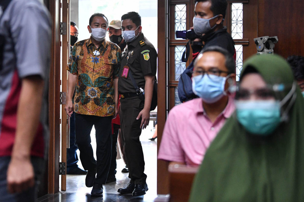 Terpidana kasus cessie Bank Bali Djoko Tjandra (kiri) tiba untuk bersaksi dalam sidang kasus dugaan suap dan gratifikasi pengurusan fatwa Mahkamah Agung (MA) Djoko Tjandra dengan terdakwa Pinangki Sirna Malasari (kanan) di Pengadilan Tipikor, Jakarta.