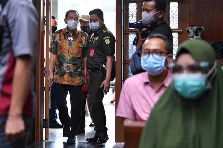 Terpidana kasus cessie Bank Bali Djoko Tjandra (kiri) tiba untuk bersaksi dalam sidang kasus dugaan suap dan gratifikasi pengurusan fatwa Mahkamah Agung (MA) Djoko Tjandra dengan terdakwa Pinangki Sirna Malasari (kanan) di Pengadilan Tipikor, Jakarta.