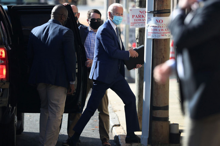 Biden, 77, secara rutin mengenakan masker selama beberapa bulan terakhir, sementara Presiden Donald Trump sebagian besar menghindarinya dan mengadakan kampanye terbuka di mana ribuan pendukung berkumpul bersama, seringkali tanpa masker.