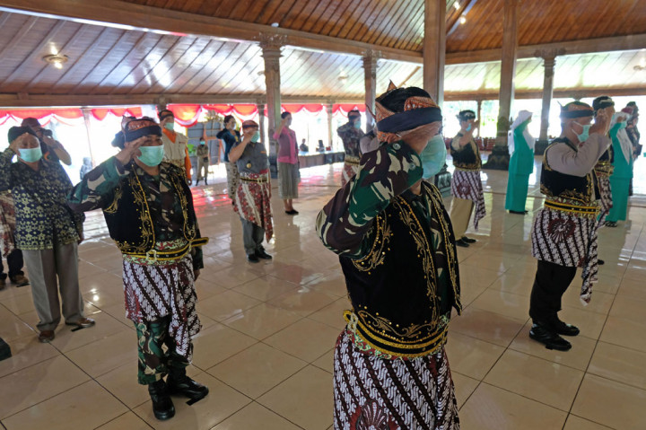 Sejumlah personel TNI-Polri bersama pejabat terkait mengikuti upacara hari jadi ke-186 Kabupaten Temanggung di pendopo Pengayoman Temanggung, Jateng. Upacara bernuansa Kerajaan Mataram dengan menerapkan protokol kesehatan covid-19 tersebut sekaligus untuk memperingati Hari Pahlawan. ANTARA FOTO/Anis Efizudin