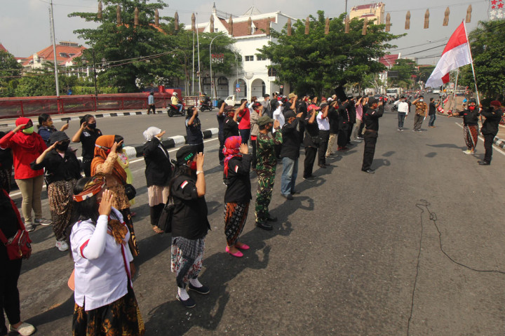 Warga mengikuti upacara Hari Pahlawan di atas Jembatan Merah, Surabaya, Jawa Timur. Jembatan Merah merupakan salah satu lokasi peperangan mempertahankan kemerdekaan melawan penjajah Belanda pada 10 November 1945 di Surabaya. ANTARA FOTO/Didik Suhartono