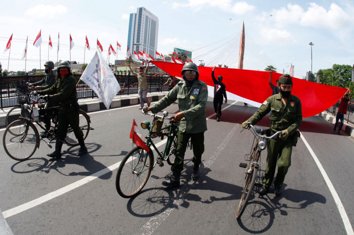 Peserta mengikuti konvoi dengan memakai baju ala pejuang kemerdekaan di Jembatan Tirtonadi, Solo, Jawa Tengah. Aksi tersebut digelar untuk memperingati Hari Pahlawan. ANTARA FOTO/Maulana Surya