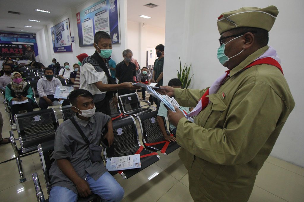 Polisi berpakaian ala pejuang melayani warga yang mengajukan permohonan Surat Izin Mengemudi (SIM) di Satpas Colombo, Surabaya, Jawa Timur. Polisi yang bertugas dengan berpakaian ala pejuang itu dalam rangka memperingati Hari Pahlawan. ANTARA FOTO/Didik Suhartono