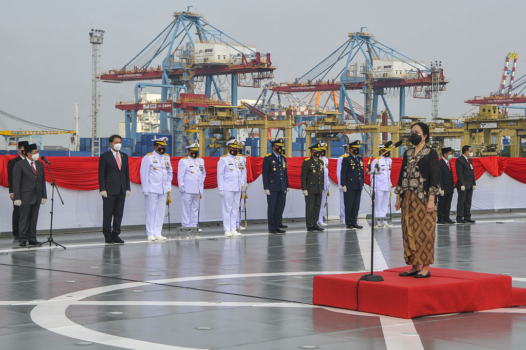 Ketua DPR Puan Maharani (kanan) menjadi inspektur upacara pada peringatan Hari Pahlawan di atas KRI Semarang, Tanjung Priok, Jakarta Utara, Selasa, 10 November 2020.