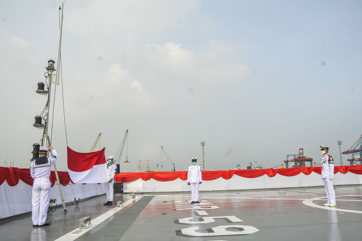 Prajurit TNI mengibarkan bendera Merah Putih di atas KRI Semarang saat upacara tabur bunga di Tanjung Priok, Jakarta Utara.