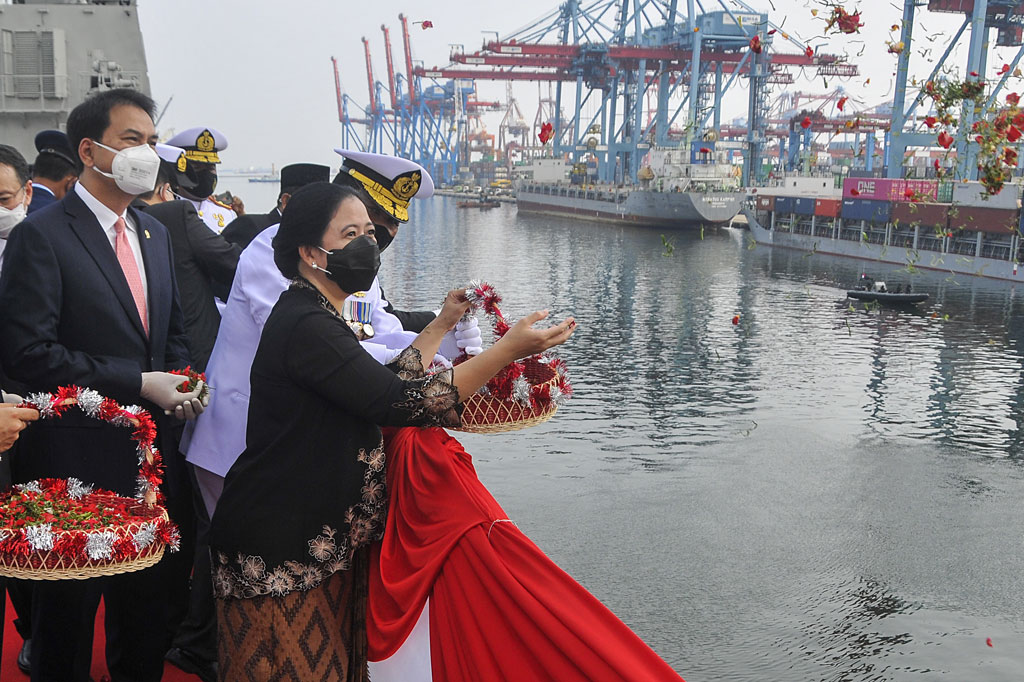 Setelah upacara, kegiatan dilanjutkan dengan tabur bunga di laut untuk mengenang jasa para pahlawan yang telah gugur untuk mempertahankan kemerdekaan Indonesia.