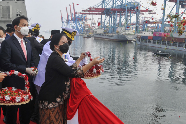 Setelah upacara, kegiatan dilanjutkan dengan tabur bunga di laut untuk mengenang jasa para pahlawan yang telah gugur untuk mempertahankan kemerdekaan Indonesia.