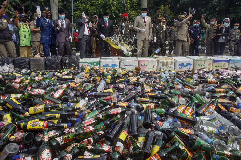 Jajaran Muspida Kabupaten Bogor memusnahkan minuman keras barang bukti hasil Operasi Penyakit Masyarakat (Pekat) di Cibinong, Kabupaten Bogor, Jawa Barat, Selasa, 10 November 2020.