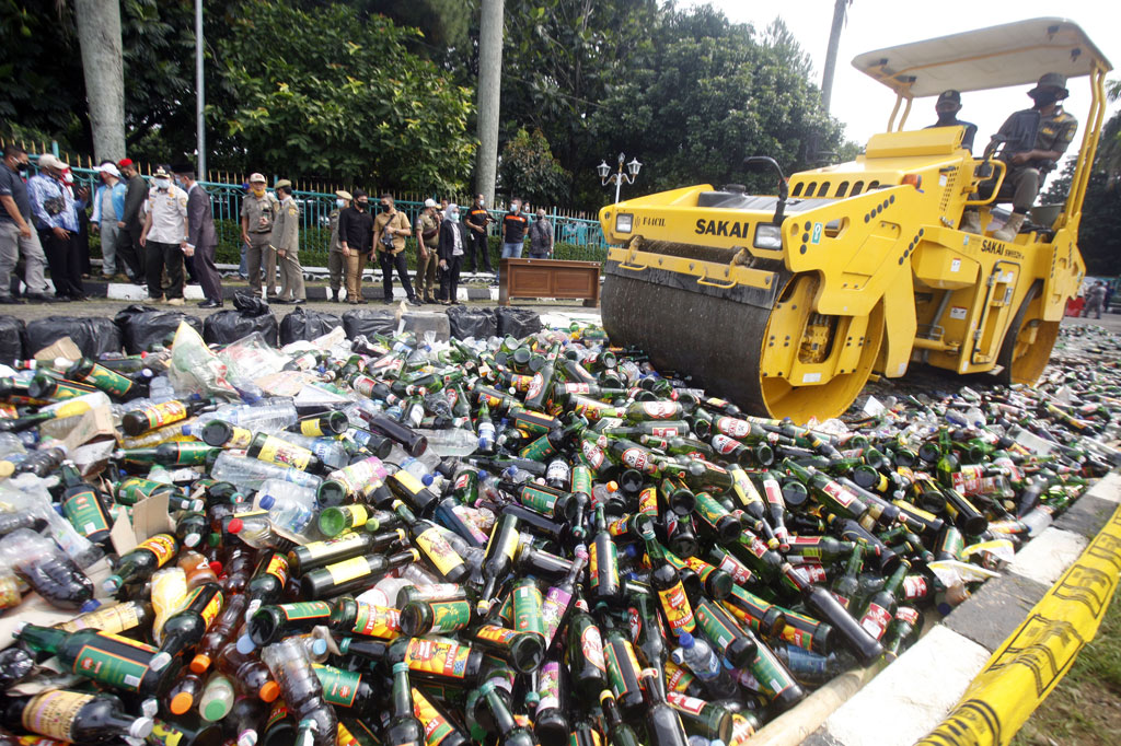 Sebanyak 15.266 botol minuman keras ilegal berbagai jenis dimusnahkan oleh Satpol PP. Hal tersebut sebagai upaya menekan peredaran miras sekaligus meningkatkan keamanan masyarakat di wilayah Kabupaten Bogor.