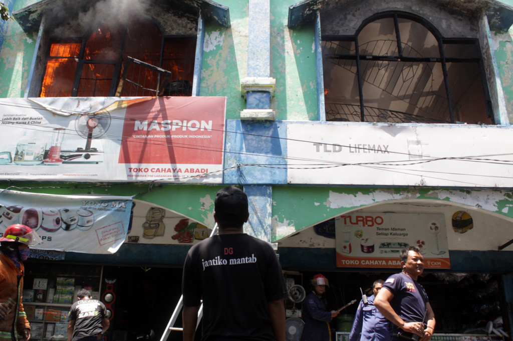 Sebanyak 10 mobil pemadam kebakaran dikerahkan ke lokasi tersebut untuk memadamkan ruko yang terbakar yang belum diketahui penyebabnya.