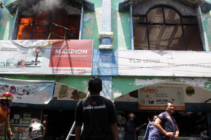 Sebanyak 10 mobil pemadam kebakaran dikerahkan ke lokasi tersebut untuk memadamkan ruko yang terbakar yang belum diketahui penyebabnya.