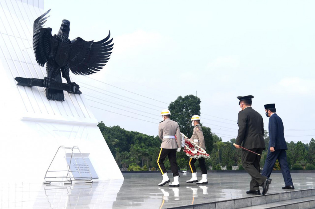 Setelah itu, Jokowi juga meletakkan karangan bunga. Acara kemudian dilanjutkan pembacaan doa yang dipimpin Menteri Agama Fachrul Razi.