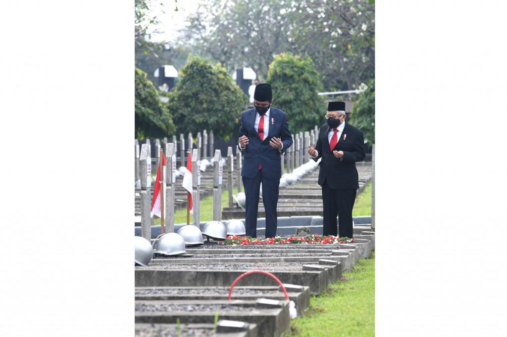 Tampak Wakil Presiden Ma'ruf Amin mendampingi. Selain itu, para menteri juga turut bersama Jokowi