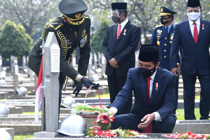 Setelah upacara selesai, Jokowi melanjutkan dengan kegiatan tabur bunga di makam para pahlawan. Jokowi juga berdoa untuk mereka.