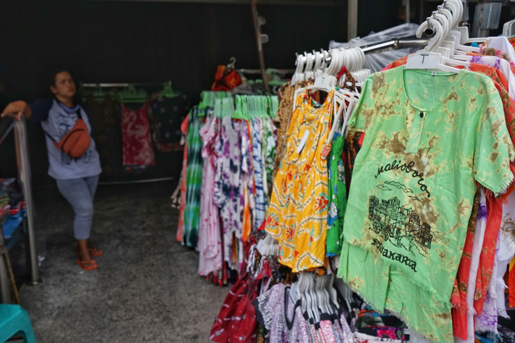 Pedagang kaki lima (PKL) menunggui dagangannya di Jalan Malioboro, Yogyakarta, Selasa, 10 November 2020.