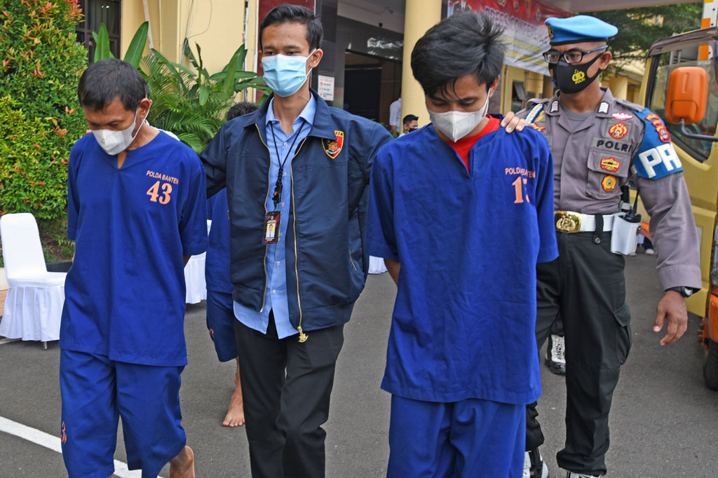 Para tersangka pembuatan madu palsu digiring ke tahanan usai rilis kasus tersebut di Mapolda Banten, di Serang, Selasa, 10 November 2020. 