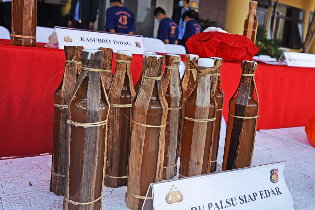 Jajaran Ditreskrimsus Polda Banten berhasil membongkar peredaran dan pembuatan madu palsu yang kerap diklaim sebagai madu asli dari Baduy padahal dibuat dari glukosa, fruktosa, dan molase, yang dapat memicu penyakit diabetes serta kanker, dengan menangkap tiga tersangka pembuat serta pengedarnya. 