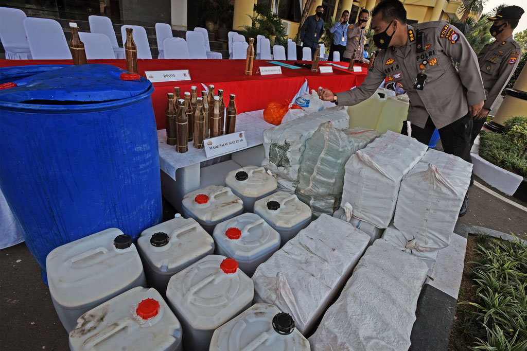 Atas perbuatannya tersebut, Ketiga tersangka dijerat dengan Pasal 140 jo Pasal 86 ayat 2, Pasal 142 jo Pasal 91 ayat w UU tentang Pangan dengan ancaman pidana 2 tahun penjara dan denda Rp4 miliar. Selain itu, tersangka juga bisa dijerat Pasal 198 jo Pasal 108 UU tentang Kesehatan dan bisa dipidana denda Rp100 juta.