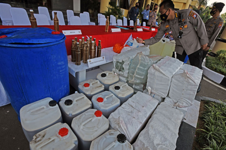 Atas perbuatannya tersebut, Ketiga tersangka dijerat dengan Pasal 140 jo Pasal 86 ayat 2, Pasal 142 jo Pasal 91 ayat w UU tentang Pangan dengan ancaman pidana 2 tahun penjara dan denda Rp4 miliar. Selain itu, tersangka juga bisa dijerat Pasal 198 jo Pasal 108 UU tentang Kesehatan dan bisa dipidana denda Rp100 juta.