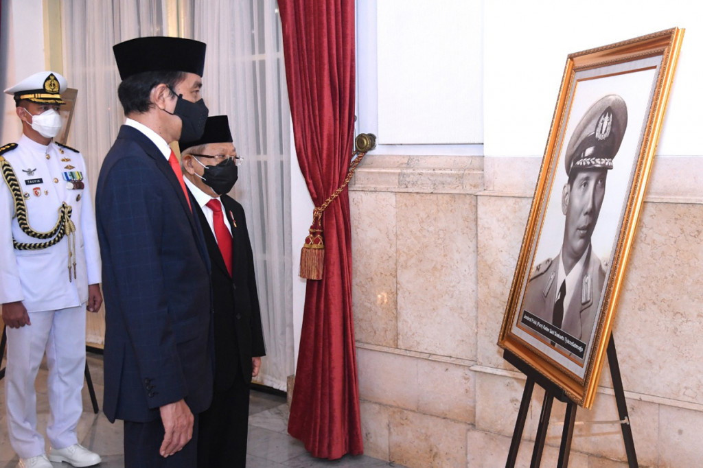 Presiden Joko Widodo (kedua kiri) dan Wakil Presiden Ma'ruf Amin (kanan) melihat foto Pahlawan Nasional Jenderal Pol (Purn) Raden Said Soekanto Tjokrodiatmodjo saat peringatan Hari Pahlawan Tahun 2020 di Istana Negara, Jakarta.