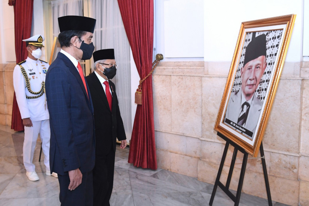 Presiden Joko Widodo (kedua kiri) dan Wakil Presiden Ma'ruf Amin (kanan) melihat foto Pahlawan Nasional Sutan Muhammad Amin Nasution yang merupakan tokoh dari Provinsi Sumatera Utara saat peringatan Hari Pahlawan Tahun 2020 di Istana Negara, Jakarta.