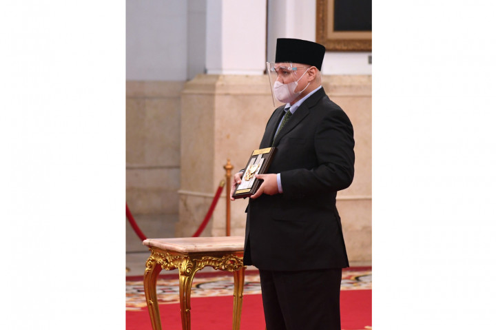 Kemudian, Arnold Mononutu dari Provinsi Sulawesi Utara, Mr Sutan Mohammad Amin Nasution dari Provinsi Sumatera Utara, dan Raden Mattaher Bin Pangeran Kusen Bin Adi dari Provinsi Jambi.