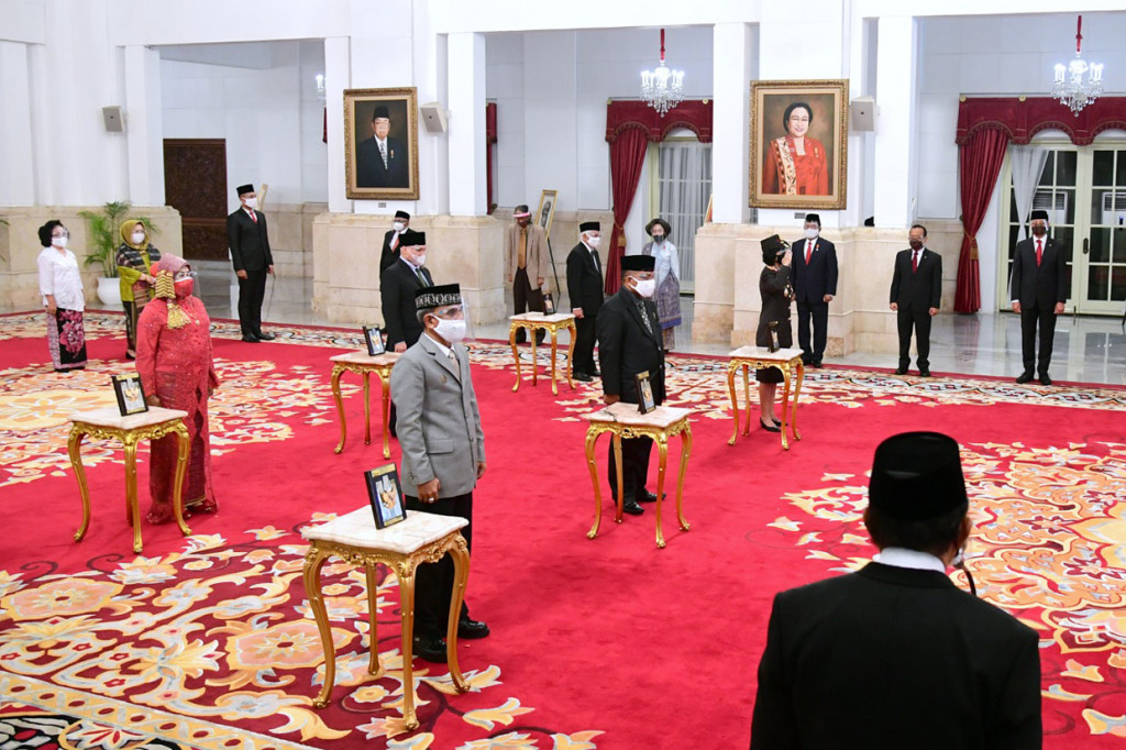 Keenam tokoh yang mendapat gelar pahlawan nasional hari ini, antara lain, Sultan Baabullah dari Provinsi Maluku Utara, Macmud Singgirei Rumagesan - Raja Sekar dari Provinsi Papua Barat, dan Jenderal Polisi (Purn) Raden Said Soekanto Tjokrodiatmodjo dari Provinsi DKI Jakarta. 