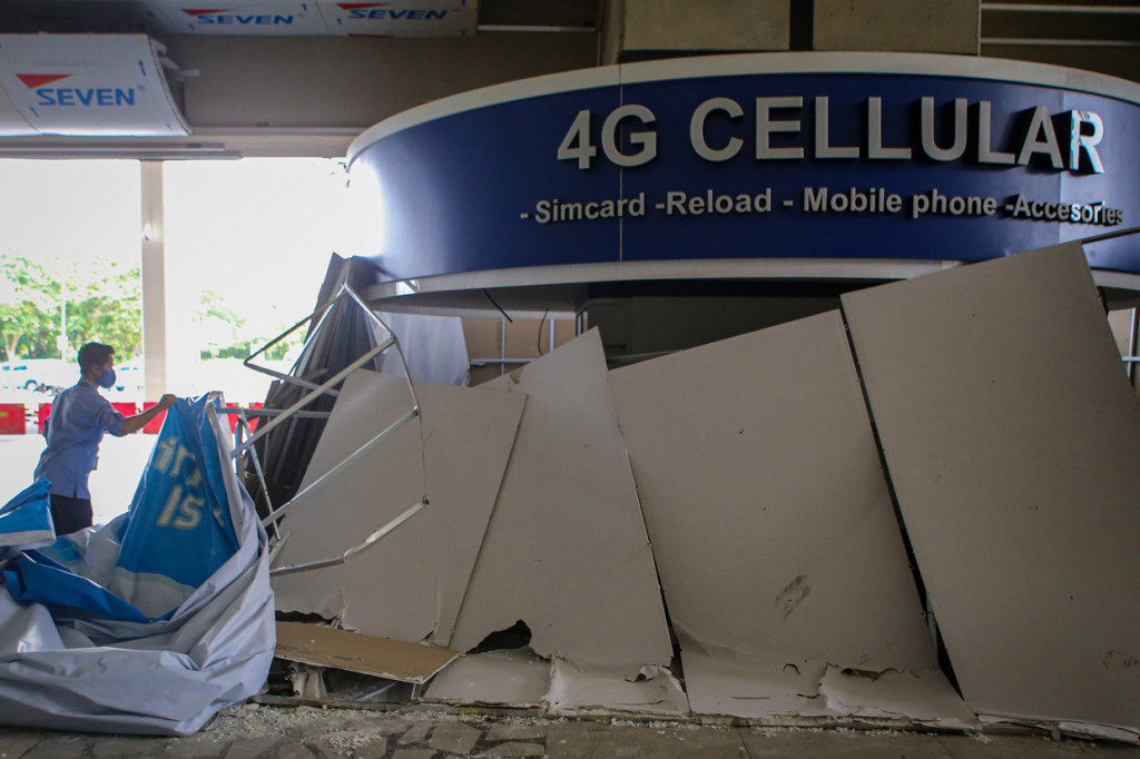 Sejumlah fasilitas mulai tanaman hias, bangku, hingga outlet simcard bandara di sekitar Terminal 3 terpantau rusak.