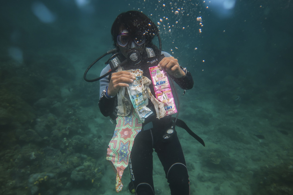 Terlihat sejumlah penyelam mengambil sampah mulai dari sampah kain hingga plastik yang sulit terurai. 