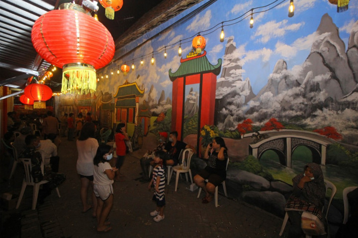 Wisata Kampung Pecinan di Jalan Kapasan Dalam, Surabaya, Jawa Timur, diluncurkan, Selasa, 10 November 2020.

Kawasan yang juga merupakan salah satu kampung pecinan tertua di Surabaya tersebut diharapkan dapat menjadi destinasi wisata baru berkonsep kampung dengan menyuguhkan bangunan-bangunan bersejarah, pusat kuliner khas Tionghoa, spot foto yang menarik dan pertunjukan seni seperti barongsai dan wayang potehi. 