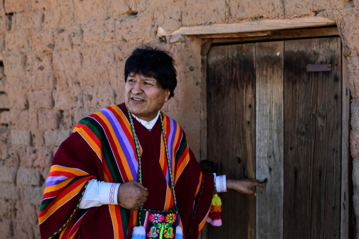 Mantan Presiden Bolivia Evo Morales mengunjungi rumah kelahirannya di Orinoca, Selasa, 10 November 2020 waktu setempat. Kedatangan Morales disambut suka-cita pra pendukungnya.