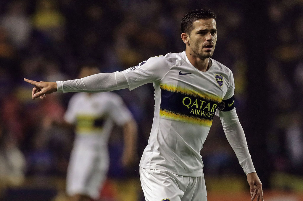 Dia memenangi dua gelar La Liga bersama Real Madrid dan tampil memperkuat timnas Argentina pada Piala Dunia 2014 dan Olimpiade 2008.