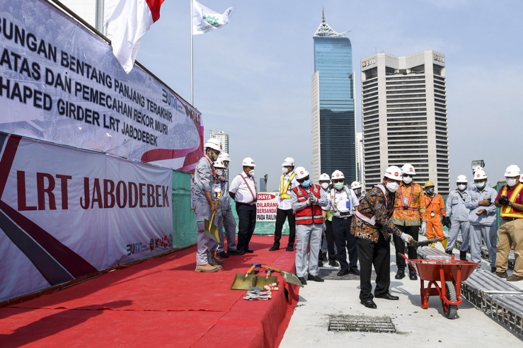 Direktur Utama PT Adhi Karya Entus Asnawi Mukhson (tengah) melakukan pengecoran saat peresmian penyambungan pembangunan 'longspan' atau jembatan bentang panjang lintasan 'Light Rail Transit (LRT)' di kawasan Dukuh Atas, Jakarta.