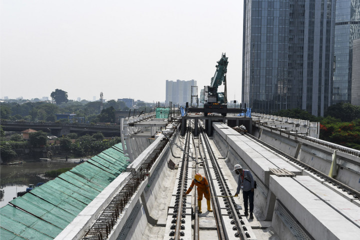 PT Adhi Karya (Persero) Tbk telah menyelesaikan pembangunan longspan terakhir sepanjang 218 meter yang menghubungkan lintasan LRT dari Cawang-Kuningan-Dukuh Atas.