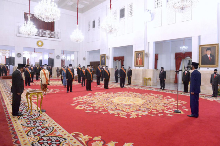Presiden Joko Widodo menganugerahkan Tanda Kehormatan Bintang Mahaputera dan Bintang Jasa kepada 71 pejabat negara/mantan pejabat negara Kabinet Kerja dan ahli waris dari tenaga medis dan tenaga kesehatan yang gugur dalam menangani covid-19.