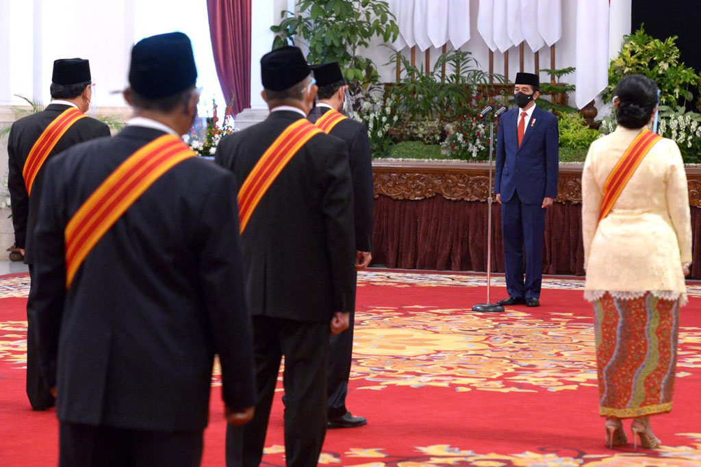 Penganugerahan Tanda Jasa dan Tanda Kehormatan, yang tertuang melalui Keputusan Presiden RI Nomor 118 dan 119/TK/TH 2020 tanggal 6 November 2020 itu dilaksanakan di Istana Negara, Jakarta, Rabu, 11 November 2020.