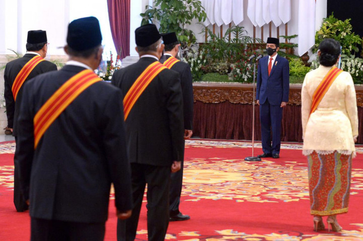 Penganugerahan Tanda Jasa dan Tanda Kehormatan, yang tertuang melalui Keputusan Presiden RI Nomor 118 dan 119/TK/TH 2020 tanggal 6 November 2020 itu dilaksanakan di Istana Negara, Jakarta, Rabu, 11 November 2020.