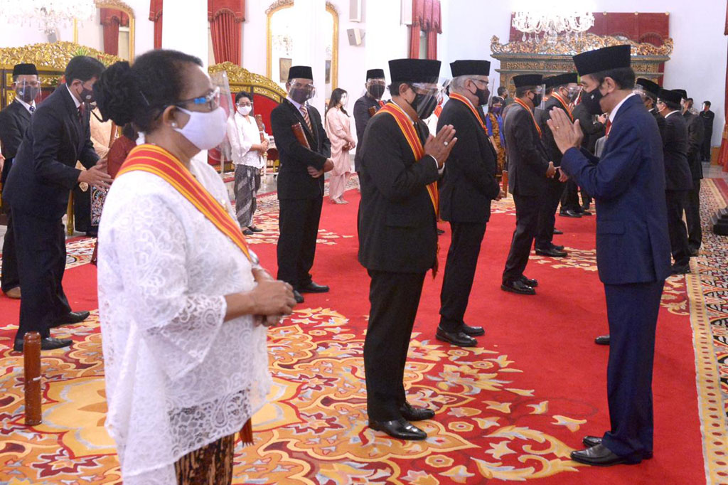 Presiden Joko Widodo memberi ucapan selamat kepada para penerima Tanda Kehormatan Bintang Mahaputera, dan Bintang Jasa.