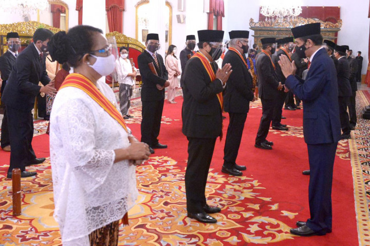 Presiden Joko Widodo memberi ucapan selamat kepada para penerima Tanda Kehormatan Bintang Mahaputera, dan Bintang Jasa.