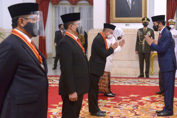 Presiden Joko Widodo memberi ucapan selamat kepada para penerima Tanda Kehormatan Bintang Mahaputera, dan Bintang Jasa.